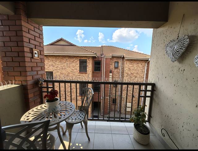 1 BEDROOM TOWNHOUSE FOR SALE IN OLIVEDALE